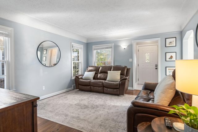 1840 Hampton Road, Grosse Pointe Woods, MI 48236