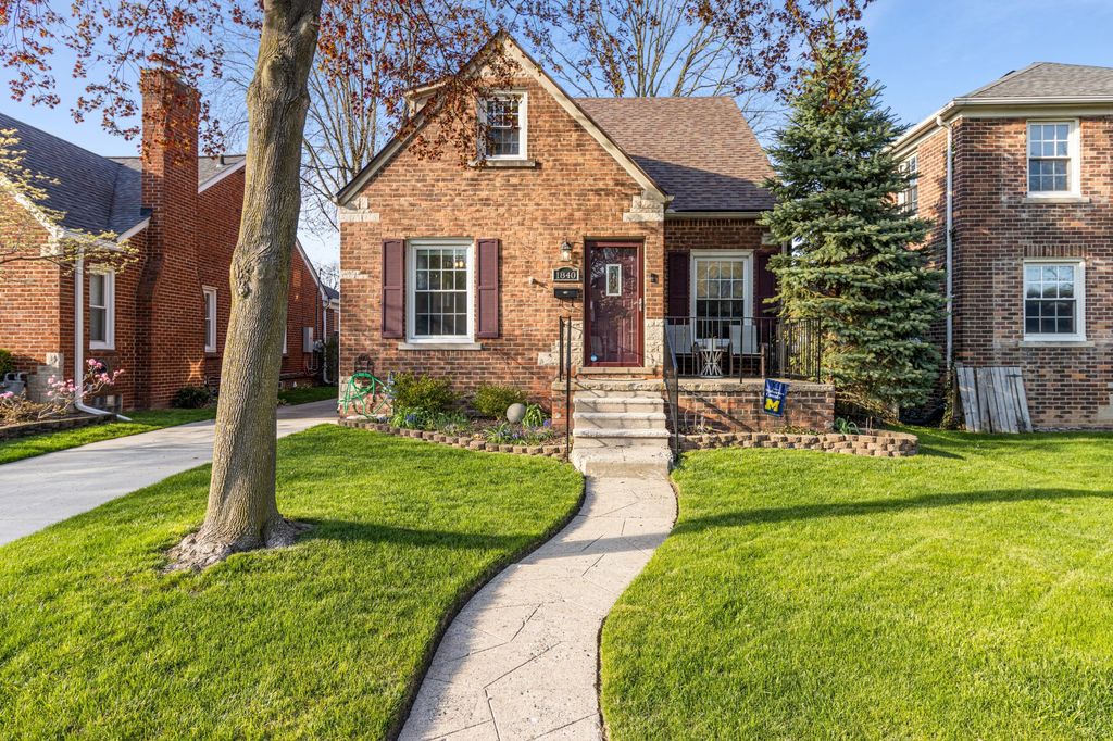 1840 Hampton Road, Grosse Pointe Woods, MI 48236