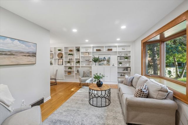 921 Bartlett Terrace, Libertyville, IL 60048