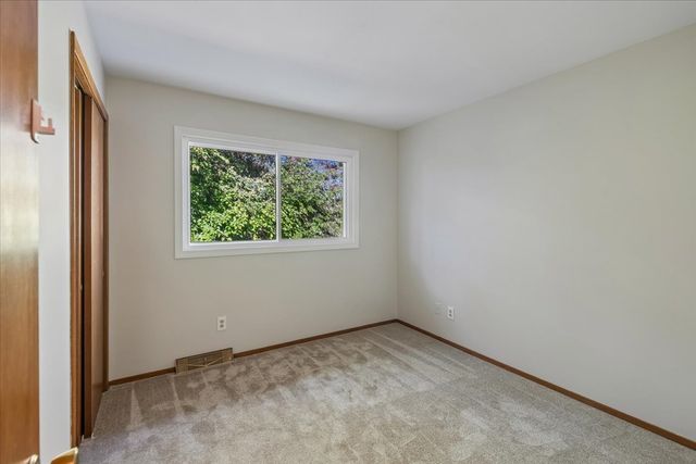 921 Bartlett Terrace, Libertyville, IL 60048