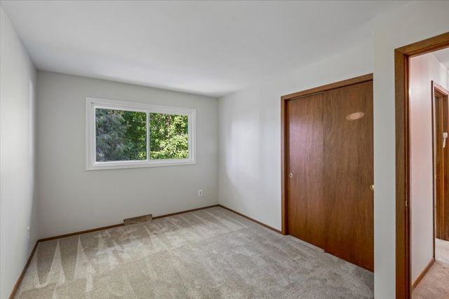 921 Bartlett Terrace, Libertyville, IL 60048