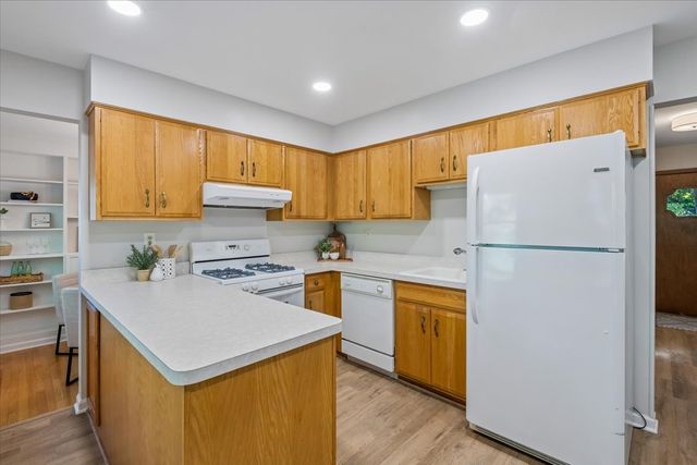 921 Bartlett Terrace, Libertyville, IL 60048