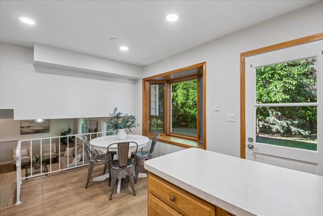 921 Bartlett Terrace, Libertyville, IL 60048
