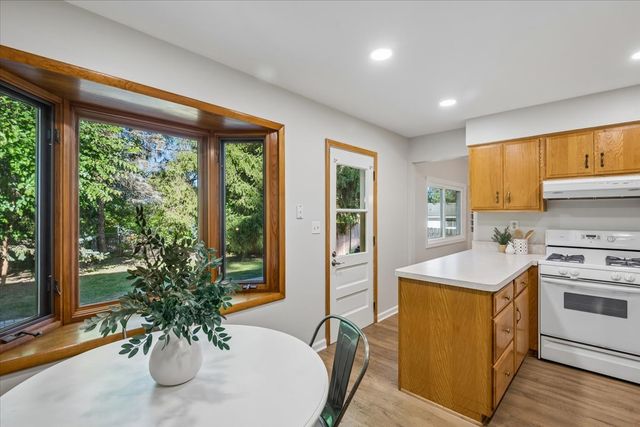 921 Bartlett Terrace, Libertyville, IL 60048