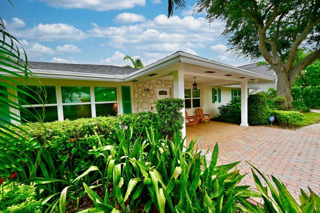 129 Alhambra Place, West Palm Beach, FL 33405