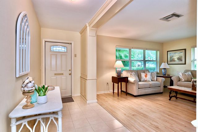 129 Alhambra Place, West Palm Beach, FL 33405