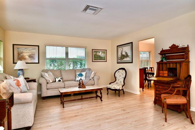 129 Alhambra Place, West Palm Beach, FL 33405
