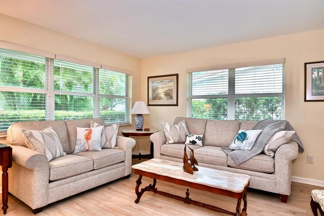 129 Alhambra Place, West Palm Beach, FL 33405