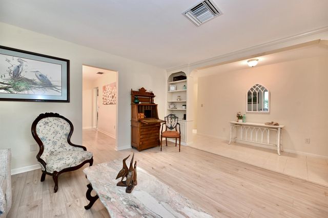 129 Alhambra Place, West Palm Beach, FL 33405