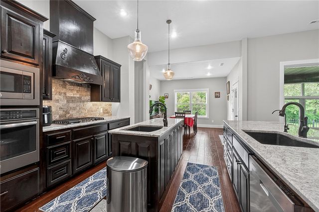 1801 N Candleshoe Drive, Fayetteville, AR 72701