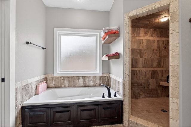 1801 N Candleshoe Drive, Fayetteville, AR 72701