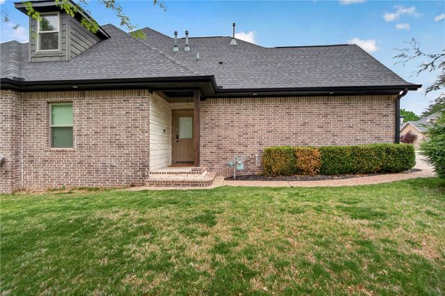 1801 N Candleshoe Drive, Fayetteville, AR 72701