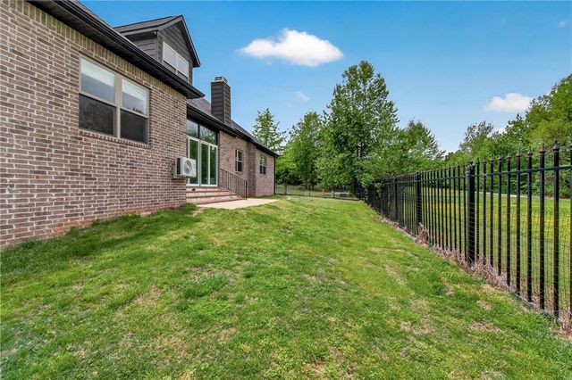 1801 N Candleshoe Drive, Fayetteville, AR 72701