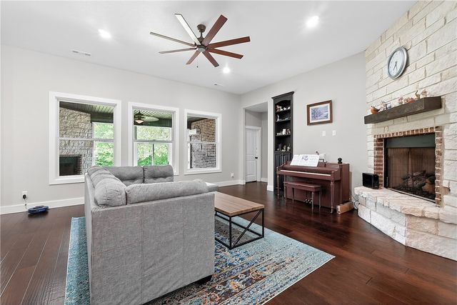 1801 N Candleshoe Drive, Fayetteville, AR 72701