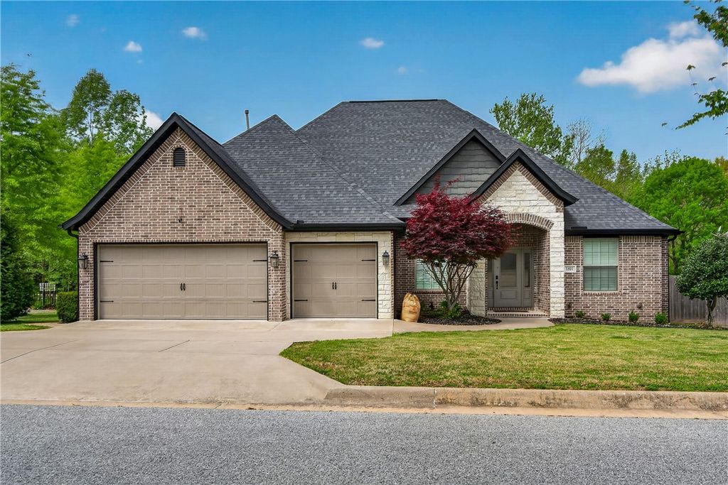 1801 N Candleshoe Drive, Fayetteville, AR 72701