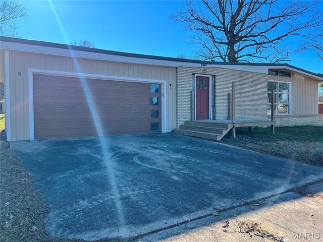 1029 N Woodland Drive, Dexter, MO 63841