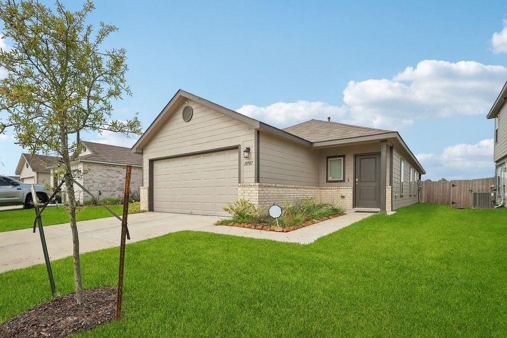 10707 Bird Of Paradise Lane, Houston, TX 77016