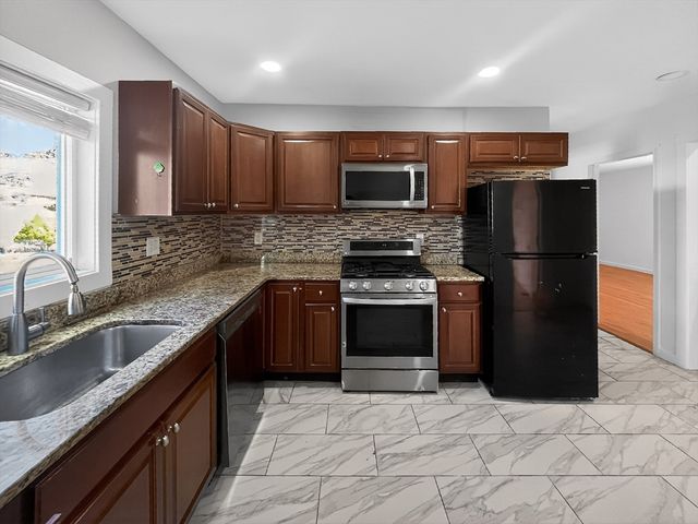 247 Pilgrim Ave 1, Worcester, MA 01604