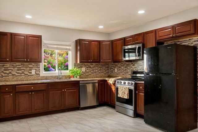 247 Pilgrim Ave 1, Worcester, MA 01604