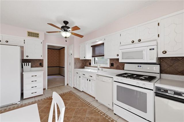 16701 E George Franklyn Drive, Independence, MO 64055