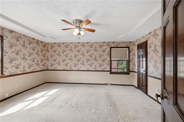 16701 E George Franklyn Drive, Independence, MO 64055