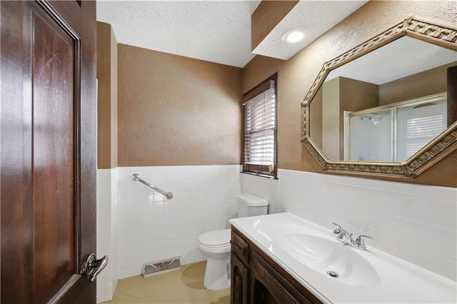 16701 E George Franklyn Drive, Independence, MO 64055