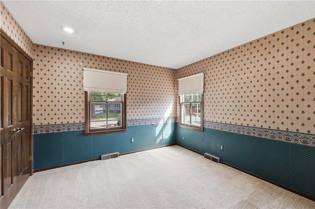 16701 E George Franklyn Drive, Independence, MO 64055