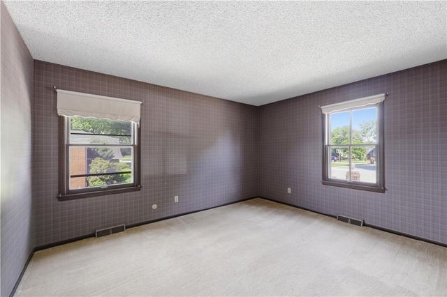 16701 E George Franklyn Drive, Independence, MO 64055