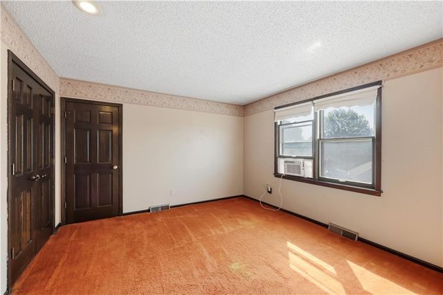 16701 E George Franklyn Drive, Independence, MO 64055