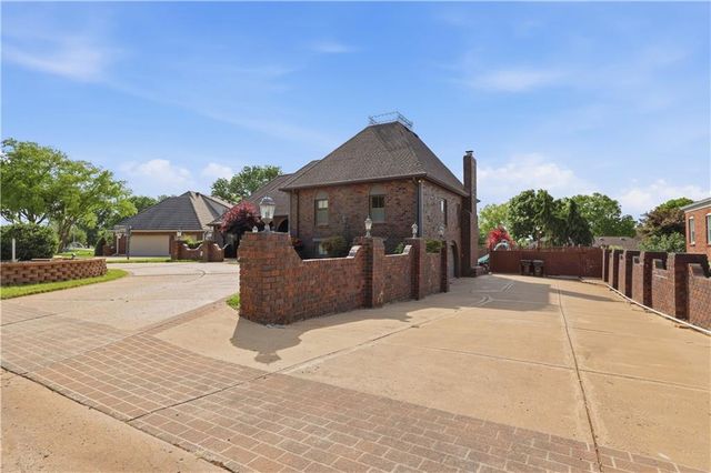 16701 E George Franklyn Drive, Independence, MO 64055