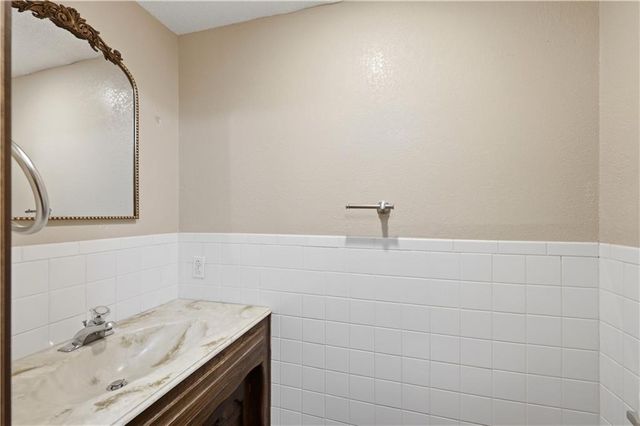 16701 E George Franklyn Drive, Independence, MO 64055