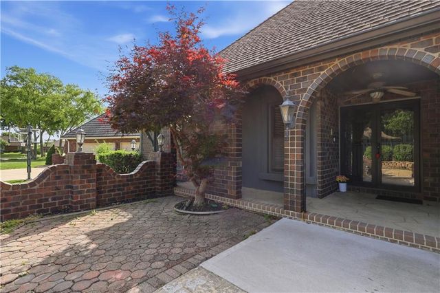 16701 E George Franklyn Drive, Independence, MO 64055