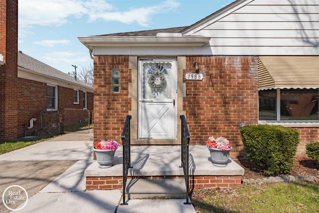 1988 Hollywood Avenue, Grosse Pointe Woods, MI 48236