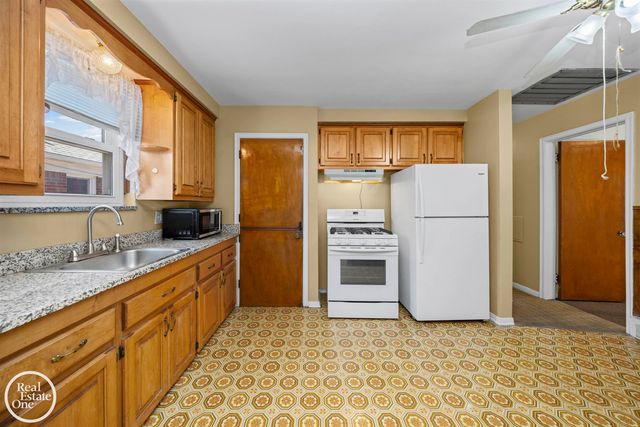 1988 Hollywood Avenue, Grosse Pointe Woods, MI 48236