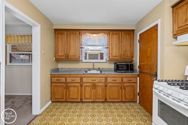 1988 Hollywood Avenue, Grosse Pointe Woods, MI 48236