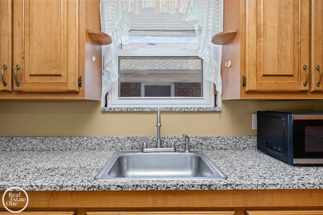 1988 Hollywood Avenue, Grosse Pointe Woods, MI 48236