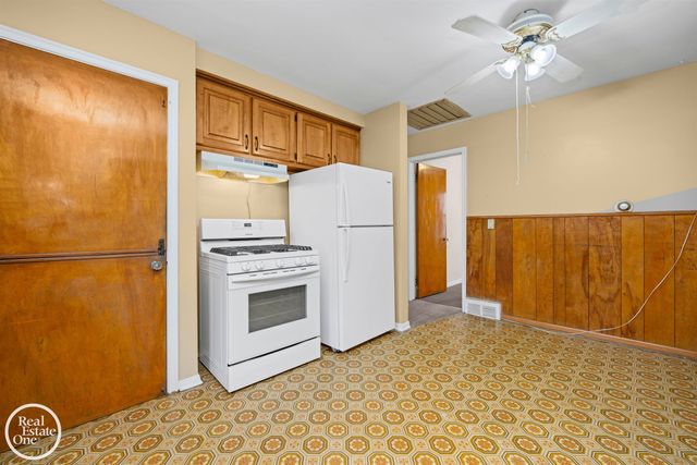 1988 Hollywood Avenue, Grosse Pointe Woods, MI 48236