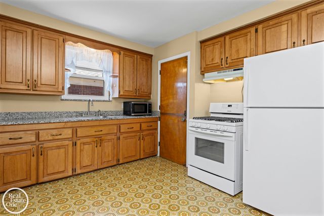 1988 Hollywood Avenue, Grosse Pointe Woods, MI 48236