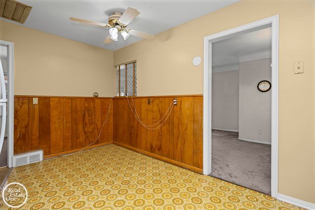 1988 Hollywood Avenue, Grosse Pointe Woods, MI 48236