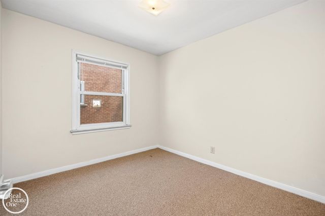 1988 Hollywood Avenue, Grosse Pointe Woods, MI 48236