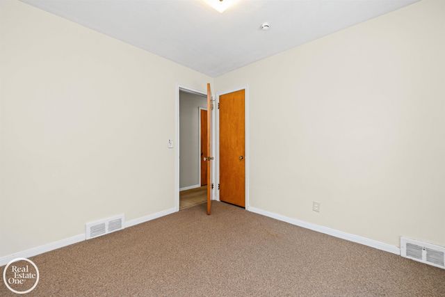 1988 Hollywood Avenue, Grosse Pointe Woods, MI 48236