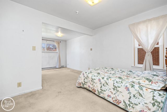 1988 Hollywood Avenue, Grosse Pointe Woods, MI 48236