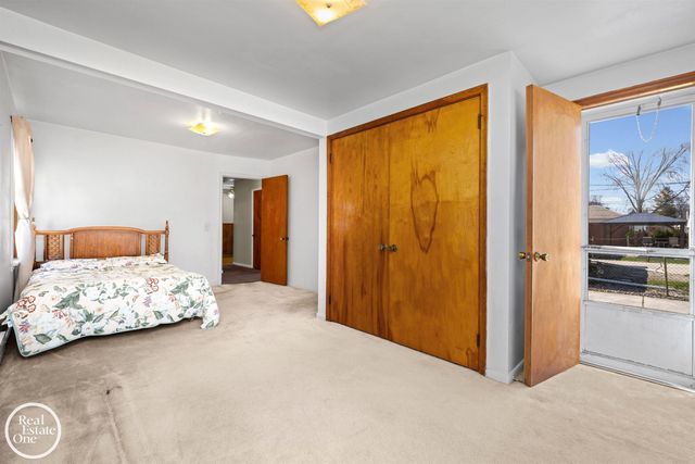 1988 Hollywood Avenue, Grosse Pointe Woods, MI 48236