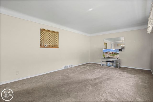 1988 Hollywood Avenue, Grosse Pointe Woods, MI 48236