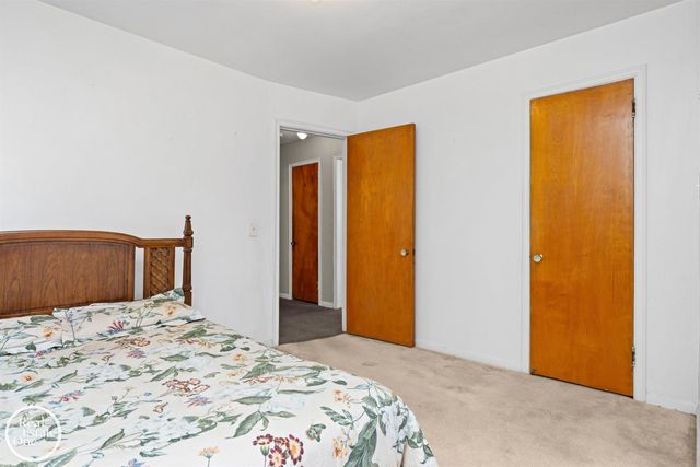 1988 Hollywood Avenue, Grosse Pointe Woods, MI 48236