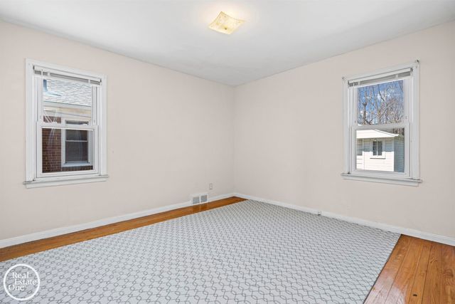 1988 Hollywood Avenue, Grosse Pointe Woods, MI 48236