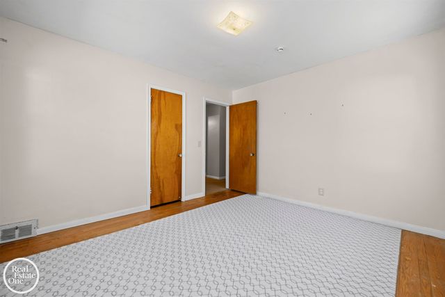 1988 Hollywood Avenue, Grosse Pointe Woods, MI 48236