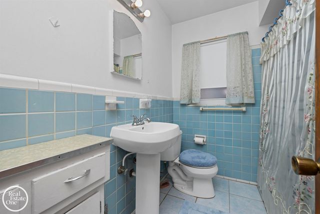 1988 Hollywood Avenue, Grosse Pointe Woods, MI 48236