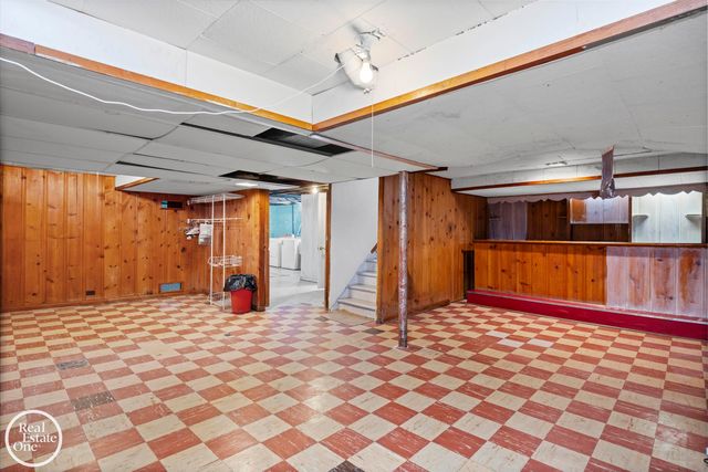 1988 Hollywood Avenue, Grosse Pointe Woods, MI 48236