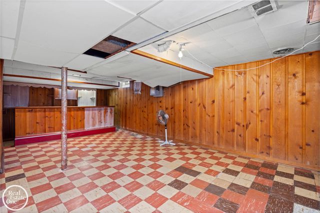 1988 Hollywood Avenue, Grosse Pointe Woods, MI 48236